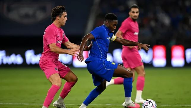 Dario Essugo bất ngờ được HLV Xabi Alonso trao băng thủ quân Chelsea trong trận hòa Johor 3-3