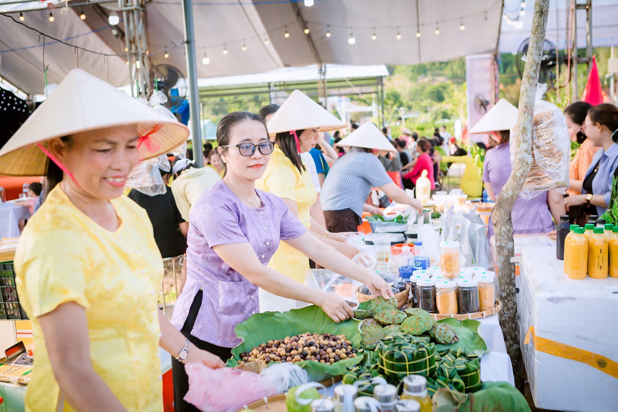 Phiên chợ quê giữa cánh đồng du lịch