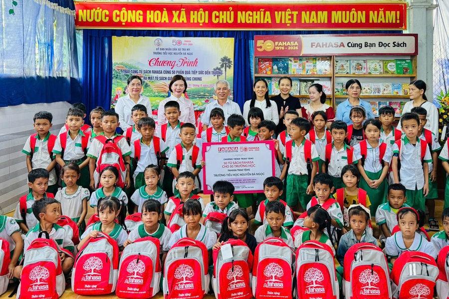 FAHASA trao tặng tủ sách cho trường học và quà cho thiếu nhi