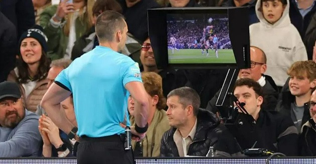 UEFA muốn giảm bớt sự can thiệp của VAR, trả lại vị trí trung tâm cho trọng tài tại châu Âu