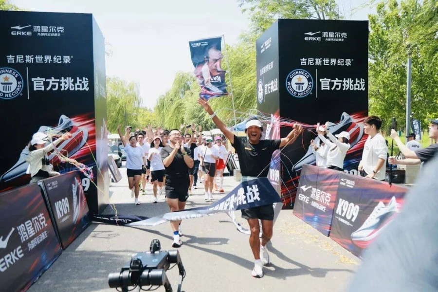 Vận động viên marathon Trung Quốc lập kỷ lục Guinness chạy 372 ngày liên tiếp