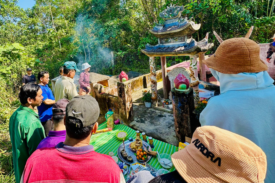 Người Ve “xé rào” hủ tục