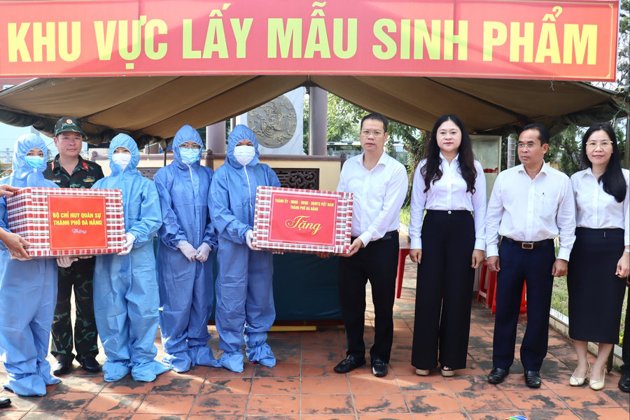 Chủ tịch UBND thành phố Đà Nẵng Nguyễn Mạnh Hùng động viên lực lượng làm nhiệm vụ tại Nghĩa trang liệt sĩ Hòa Châu
