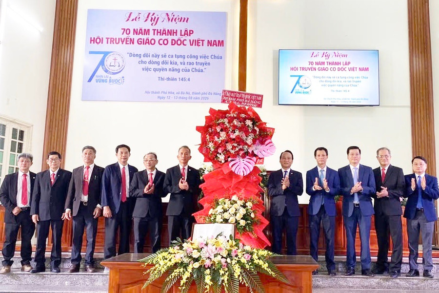 Phó Bí thư Thành ủy, Chủ tịch Ủy ban MTTQ Việt Nam thành phố Nguyễn Đình Vĩnh dự lễ kỷ niệm 70 năm thành lập Hội Truyền giáo Cơ đốc Việt Nam