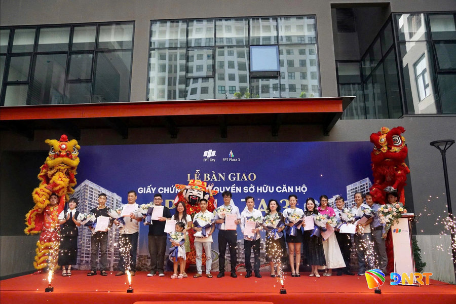 FPT Plaza 3 bàn giao giấy chứng nhận quyền sở hữu căn hộ cho cư dân