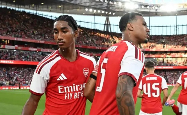 Tài năng trẻ 16 tuổi Marli Salmon sẵn sàng giải bài toán hàng thủ Arsenal khi Saliba chấn thương
