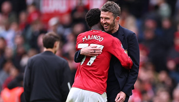 HLV Michael Carrick gỡ bỏ áp lực tinh thần cho Kobbie Mainoo trước mùa giải mới tại Man United