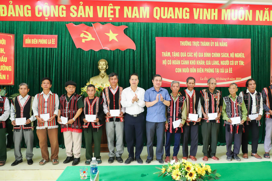 Lãnh đạo thành phố trao quà hộ nghèo, con nuôi biên phòng tại xã La Êê, La Dêê