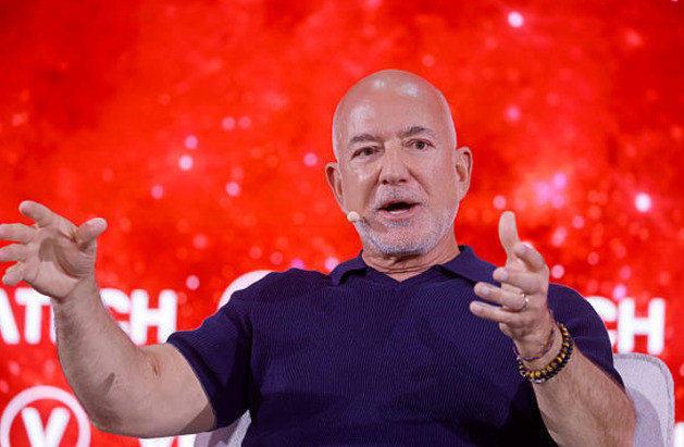 Tập đoàn sở hữu Liverpool bán 33% cổ phần cho liên minh tỷ phú Jeff Bezos và Eduardo Saverin