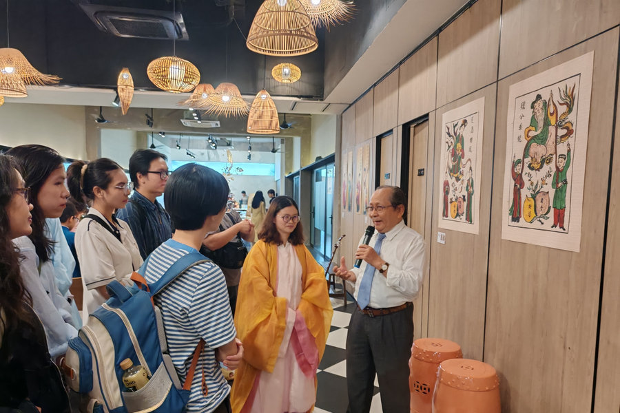 Tự hào khoe tiếng Việt