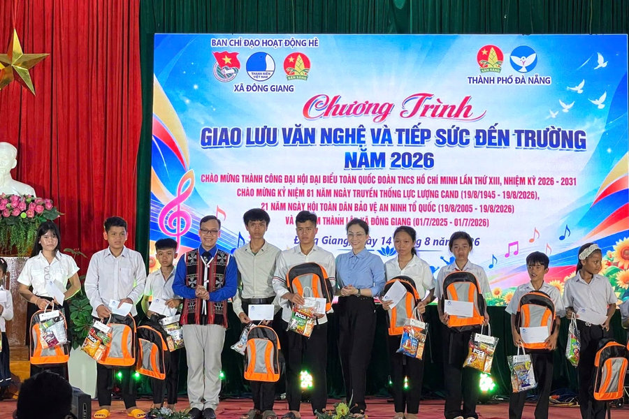 Tiếp sức đến trường cho học sinh xã Đông Giang