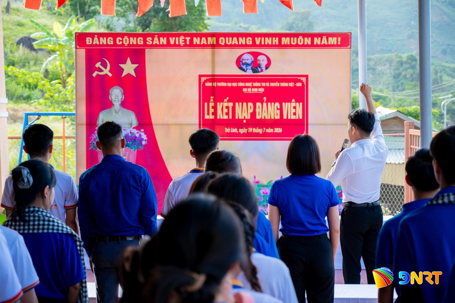 Mùa hè xanh vang lời thề với Đảng