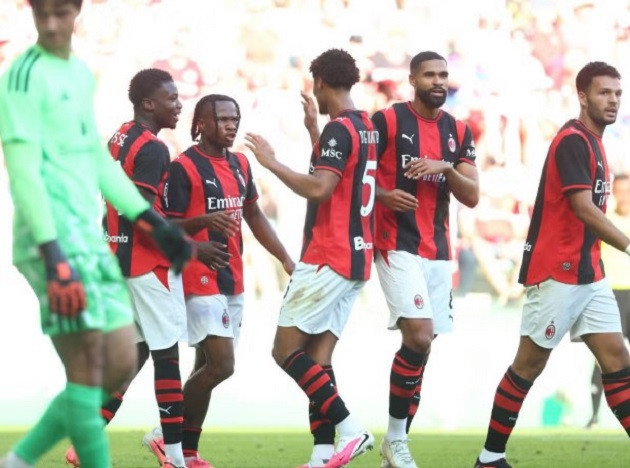 Manchester United bộc lộ loạt lỗ hổng hàng thủ và thể lực sau thất bại 2-4 trước AC Milan