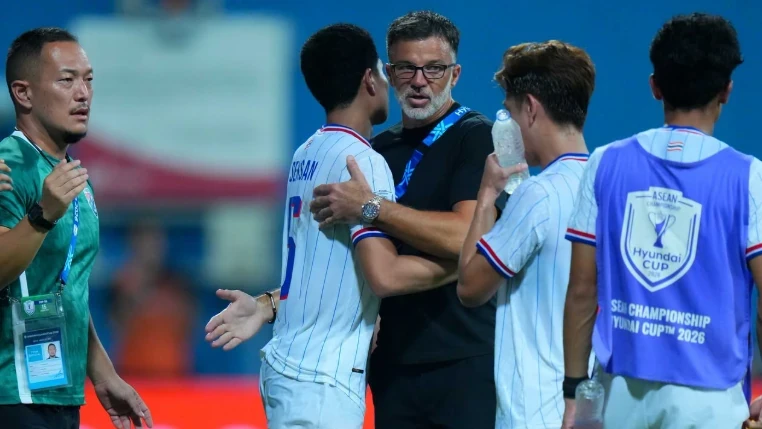 Thái Lan đè bẹp Singapore 3-1 ở bán kết lượt đi ASEAN Cup 2026, CĐV chờ đại chiến Việt Nam