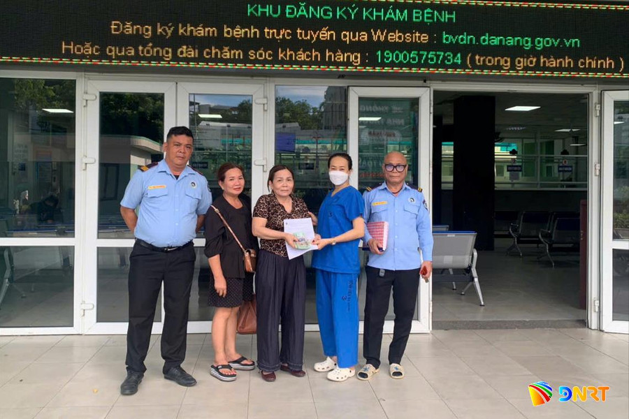 Nhân viên y tế Bệnh viện Đà Nẵng trả lại gần 25 triệu đồng cho người đánh rơi