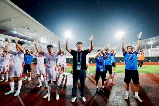 Tuyển Việt Nam hạ Malaysia 2-0 ngay tại Kuala Lumpur: Truyền thông Thái Lan ngả mũ