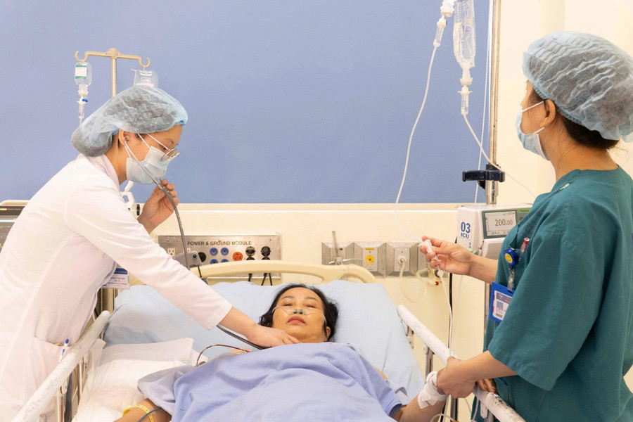 Cứu sống người phụ nữ sốc nhiệt sau nhiều giờ đốt rẫy