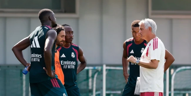 HLV Jose Mourinho tái thiết Real Madrid với sơ đồ 4-2-3-1 và dàn 6 tân binh đắt giá trước mùa giải mới