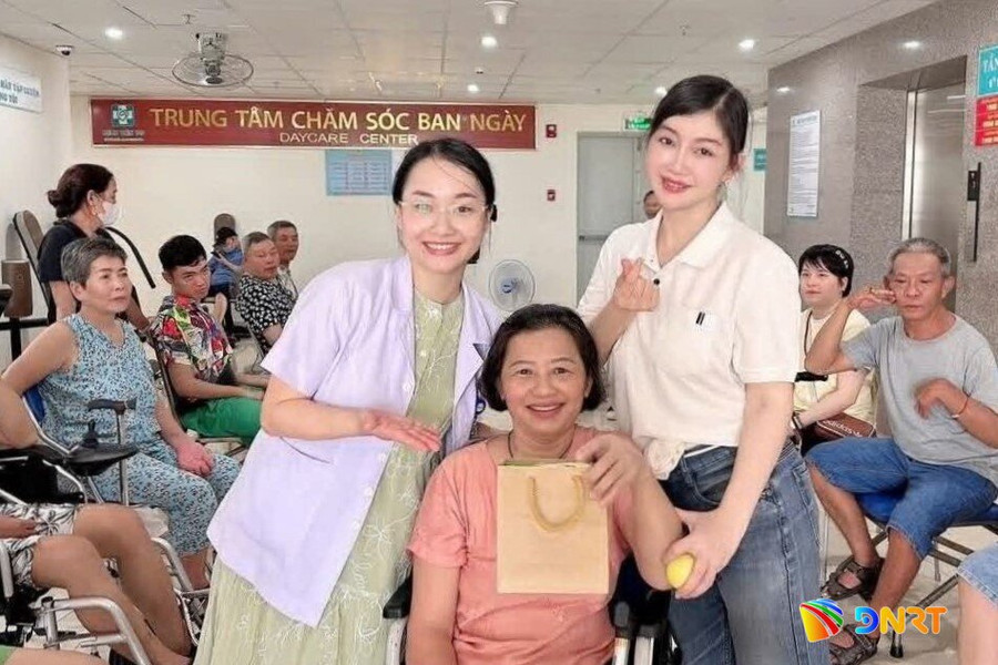 Hoa hậu Nhân ái Nguyễn Thị Hoa trao 30 suất quà đến bệnh nhân tai biến tại Bệnh viện 199