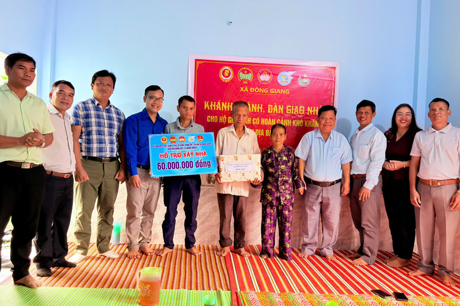 Đông Giang bàn giao nhà Đại đoàn kết cho hộ nghèo