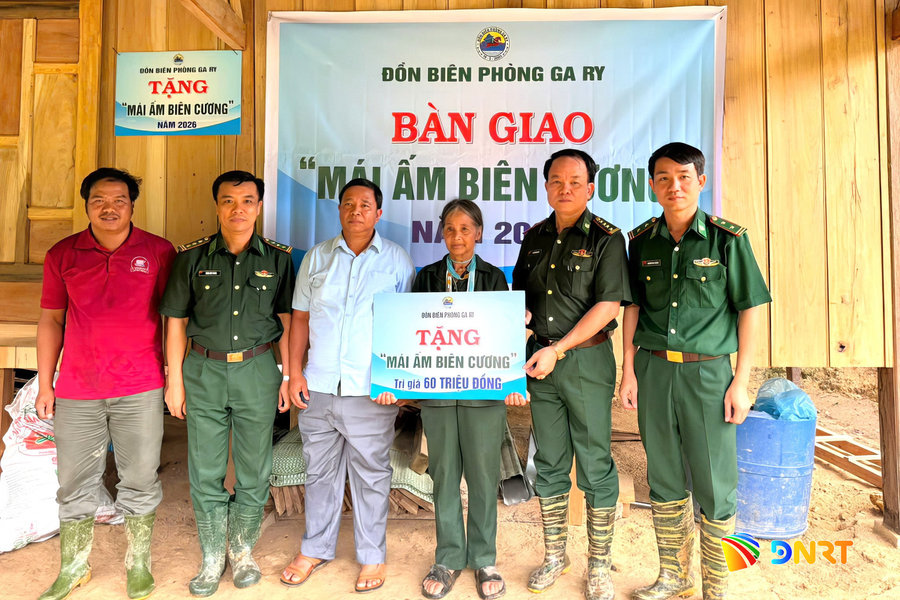 Đồn Biên phòng Ga Ry bàn giao nhà "Mái ấm biên cương" cho nữ cựu dân quân hỏa tuyến