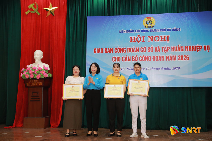 Tập huấn nghiệp vụ và khen thưởng cán bộ công đoàn cơ sở các khu công nghiệp