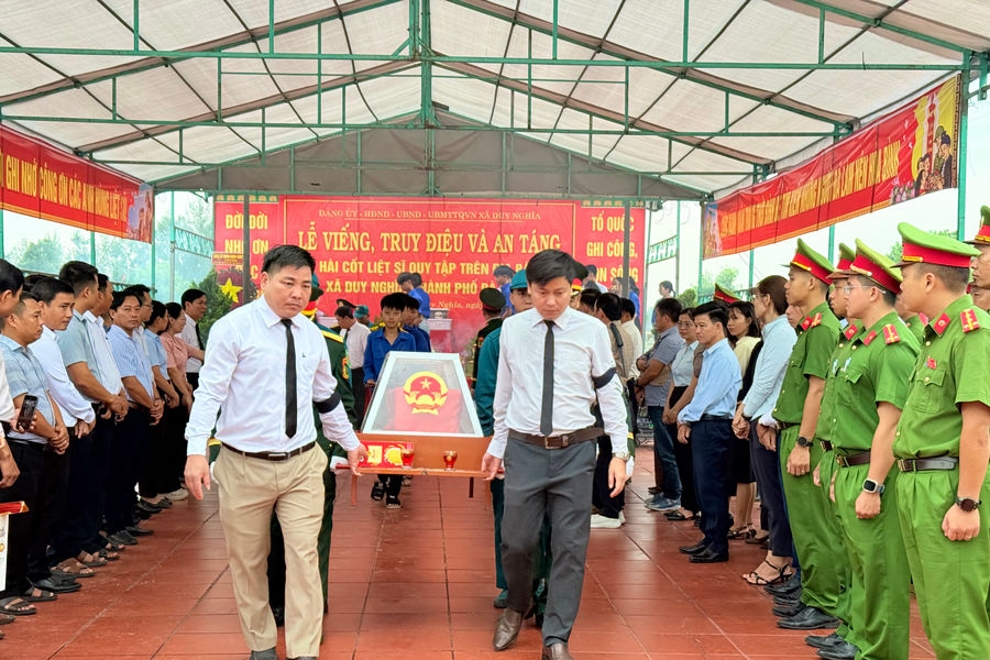Duy Nghĩa an táng trọng thể 3 hài cốt liệt sĩ chưa rõ danh tính