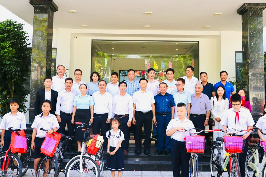 Tiếp sức học sinh khó khăn đến trường