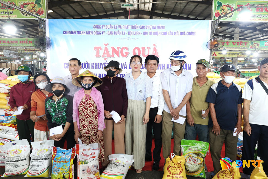 Trao 600 suất quà cho người khuyết tật, khó khăn