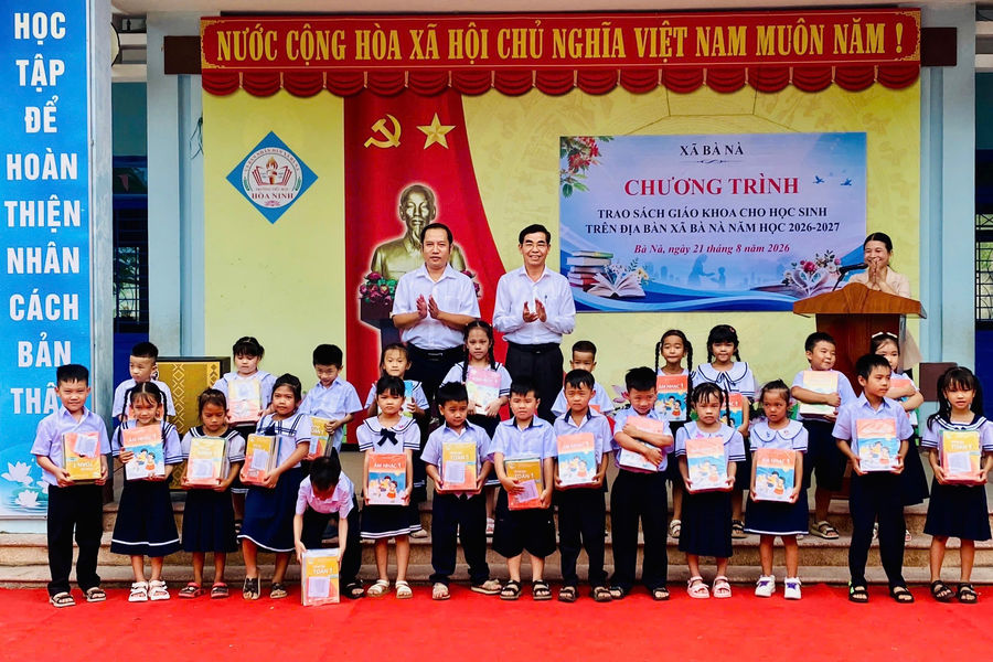 Hơn 1.000 học sinh xã Bà Nà được hỗ trợ sách giáo khoa trước thềm năm học mới