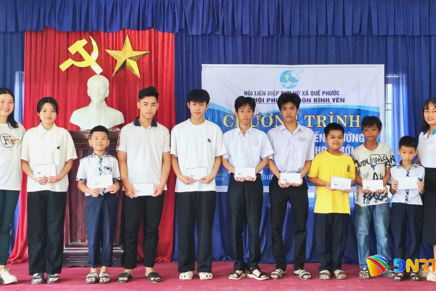 Trao 30 suất quà tiếp sức học sinh nghèo thôn Bình Yên (xã Quế Phước)