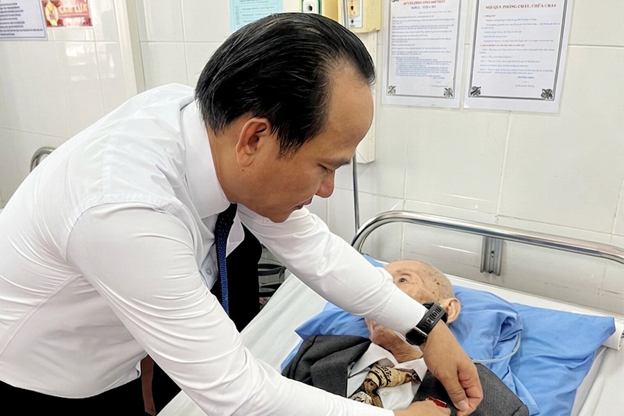 Phó Bí thư Thành ủy, Chủ tịch Ủy ban MTTQ Việt Nam thành phố Nguyễn Đình Vĩnh trao Huy hiệu 80 năm tuổi Đảng cho ông Võ Minh Châu