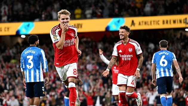 Arsenal thắng thuyết phục Coventry 3-0 ngày ra quân Ngoại hạng Anh nhờ tam tấu thăng hoa