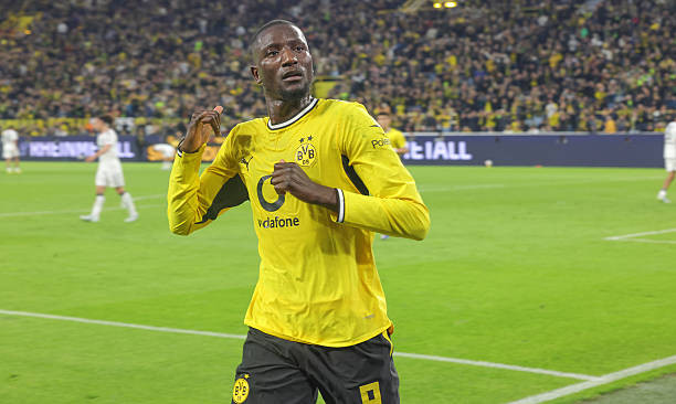 Barcelona liên hệ với Borussia Dortmund nhằm chiêu mộ chân sút cự phách Serhou Guirassy