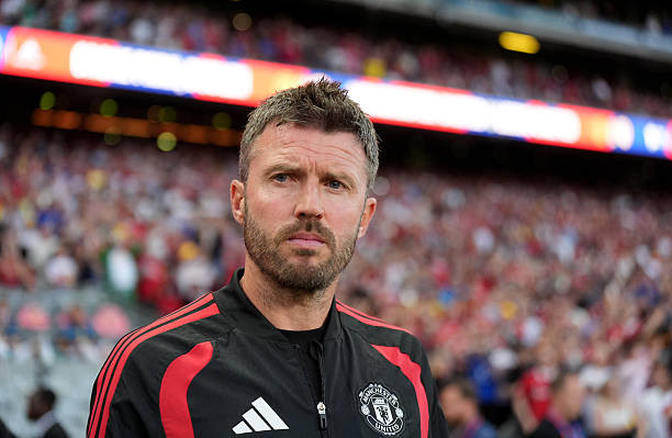 Michael Carrick giải bài toán tuyến giữa 20 năm tại MU bằng các bản hợp đồng khôn ngoan