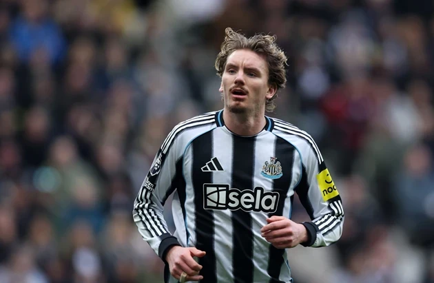 Peter Crouch cảnh báo Newcastle dễ gục ngã trước Liverpool vì chính sách bán máu trụ cột