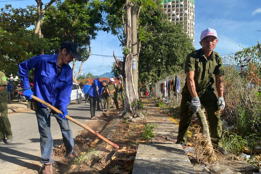 Phường Hải Vân ra quân tổng dọn vệ sinh môi trường