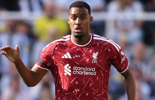 Liverpool đối mặt bài toán hàng tiền vệ khi HLV Iraola quyết định không mua tiền vệ số 6
