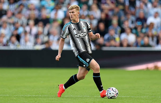 Newcastle đòi hơn 68 triệu bảng cho Lewis Hall khiến Manchester United đứng trước thế khó