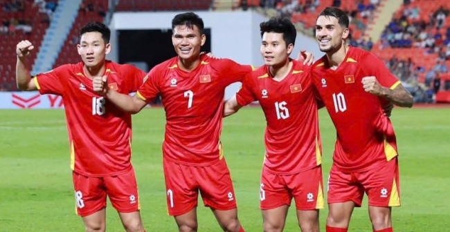 HLV Kim Sang-sik và bài toán gia cố hàng thủ Việt Nam trước màn tái đấu Thái Lan ở Mỹ Đình