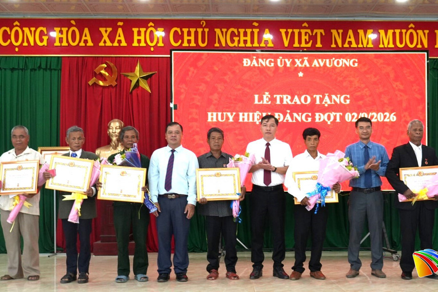 Đảng ủy xã Avương trao Huy hiệu Đảng cho 8 đảng viên dịp Quốc khánh 2/9