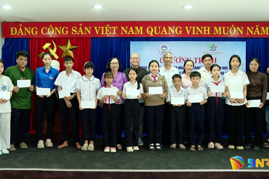 Trao 50 suất học bổng “Vì ngày mai tươi sáng” cho học sinh có hoàn cảnh khó khăn