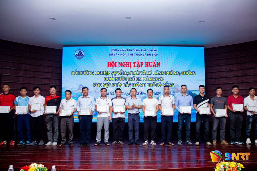 Gần 60 học viên hoàn thành tập huấn dạy bơi, phòng chống đuối nước trẻ em