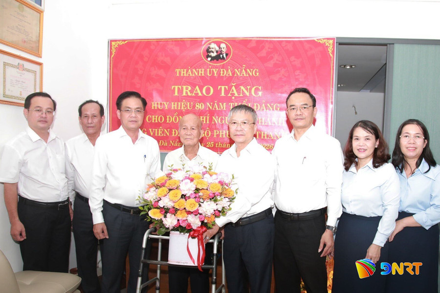 Chủ tịch HĐND thành phố Đà Nẵng Nguyễn Đức Dũng trao Huy hiệu 80 năm tuổi Đảng cho 3 đảng viên lão thành