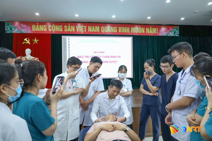 Bệnh viện Y học cổ truyền Đà Nẵng tiếp nhận kỹ thuật xoa bóp bấm huyệt nâng cao