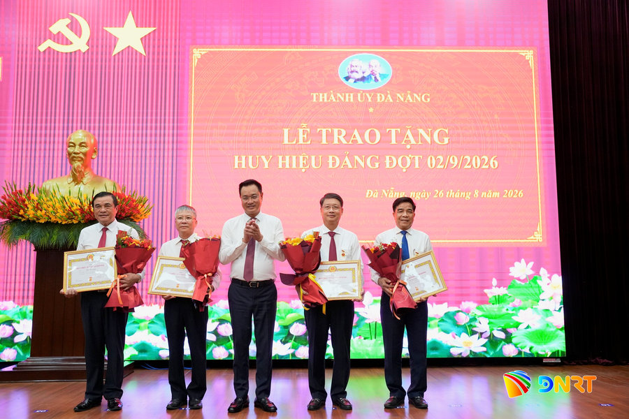 Thành ủy Đà Nẵng trao Huy hiệu Đảng đợt 2/9 cho 32 cán bộ lãnh đạo, nguyên lãnh đạo