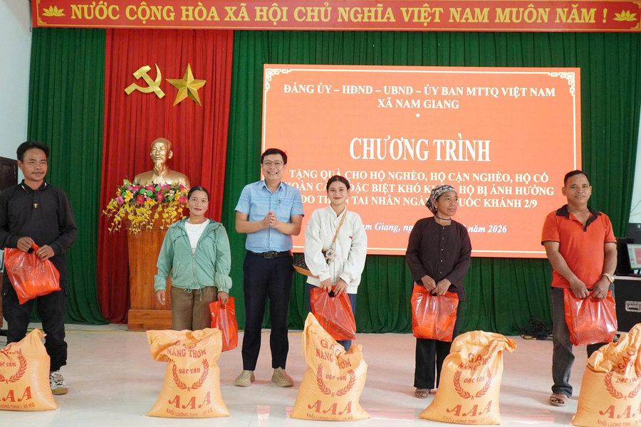 Nam Giang trao 250 suất quà cho các hộ khó khăn nhân dịp Quốc khánh 2/9