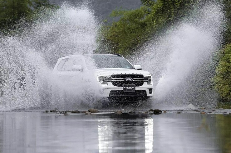Đánh giá xe Ford Everest 2026: Giá lăn bánh chi tiết các phiên bản và trang bị động cơ