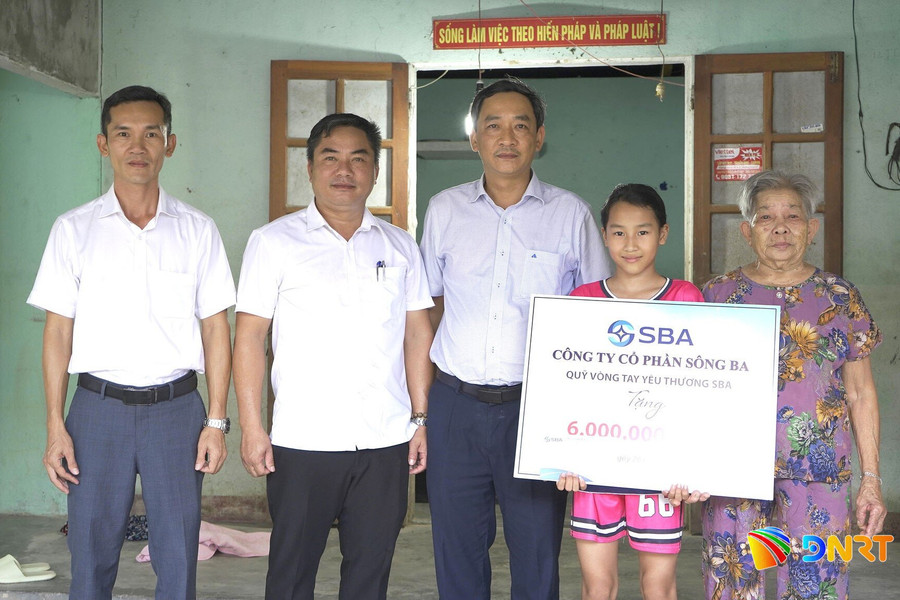 Công ty CP Sông Ba trao học bổng cho học sinh mồ côi xã Quế Phước