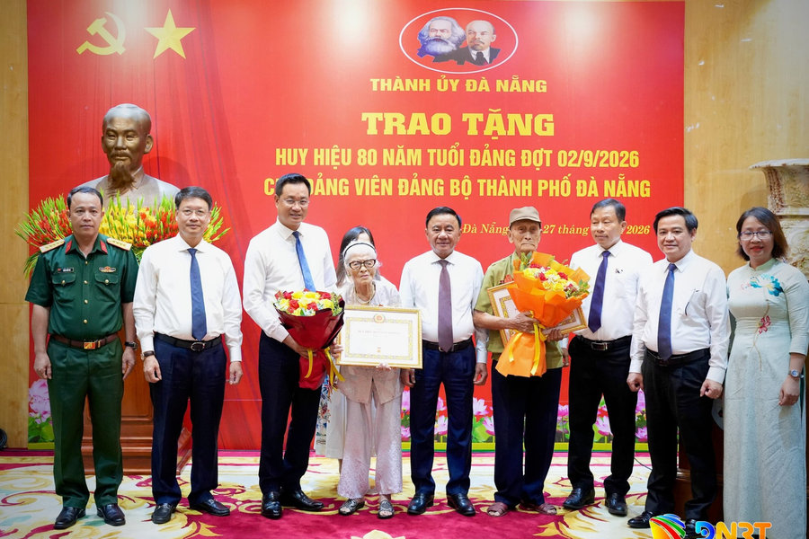 Thường trực Ban Bí thư Trần Cẩm Tú trao Huy hiệu 80 năm tuổi Đảng tại Đà Nẵng